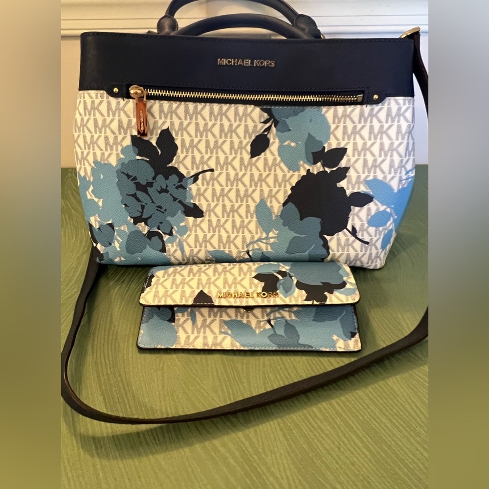 Beautiful MK purse and matching wallet. EXCELLENT condition